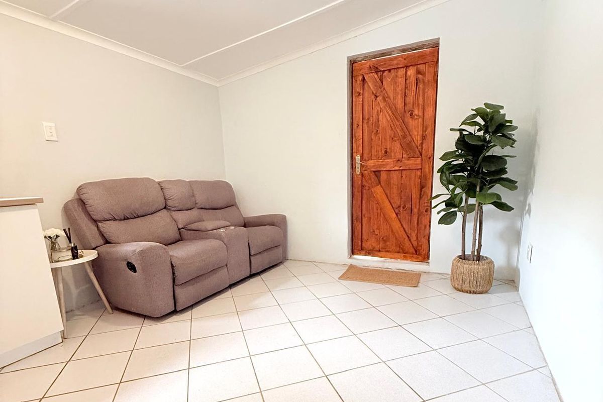 Cozy Semi-Furnished 1-Bedroom Rental in Popular Nahoon - Photo 4
