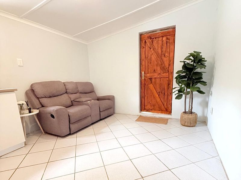 Cozy Semi-Furnished 1-Bedroom Rental in Popular Nahoon - Photo 4