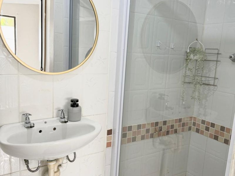 Cozy Semi-Furnished 1-Bedroom Rental in Popular Nahoon - Photo 8