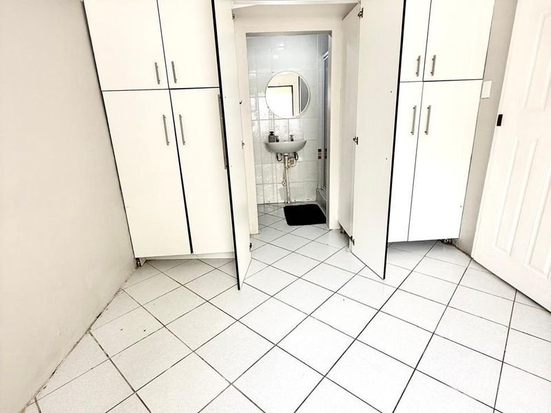 Cozy Semi-Furnished 1-Bedroom Rental in Popular Nahoon - Photo 7