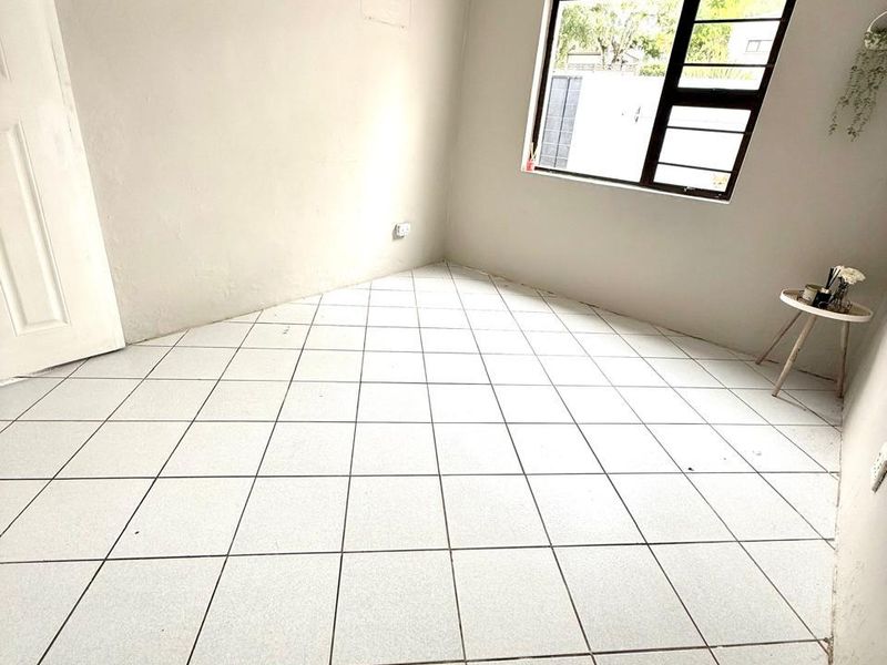 Cozy Semi-Furnished 1-Bedroom Rental in Popular Nahoon - Photo 6