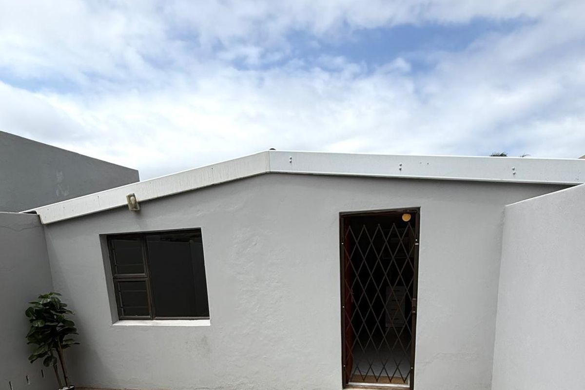 Cozy Semi-Furnished 1-Bedroom Rental in Popular Nahoon - Photo 3