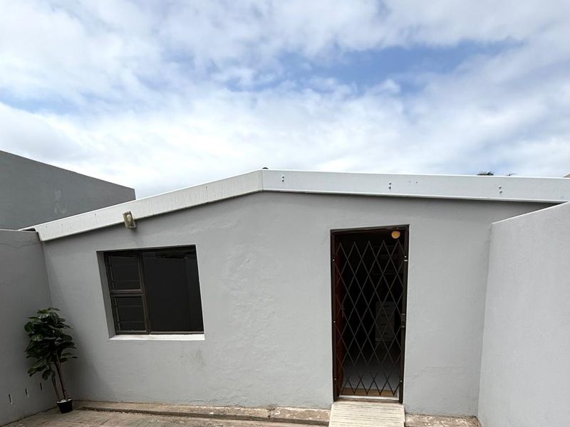 Cozy Semi-Furnished 1-Bedroom Rental in Popular Nahoon - Photo 3