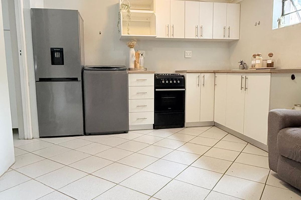 Cozy Semi-Furnished 1-Bedroom Rental in Popular Nahoon - Photo 5
