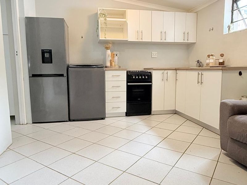 Cozy Semi-Furnished 1-Bedroom Rental in Popular Nahoon - Photo 5