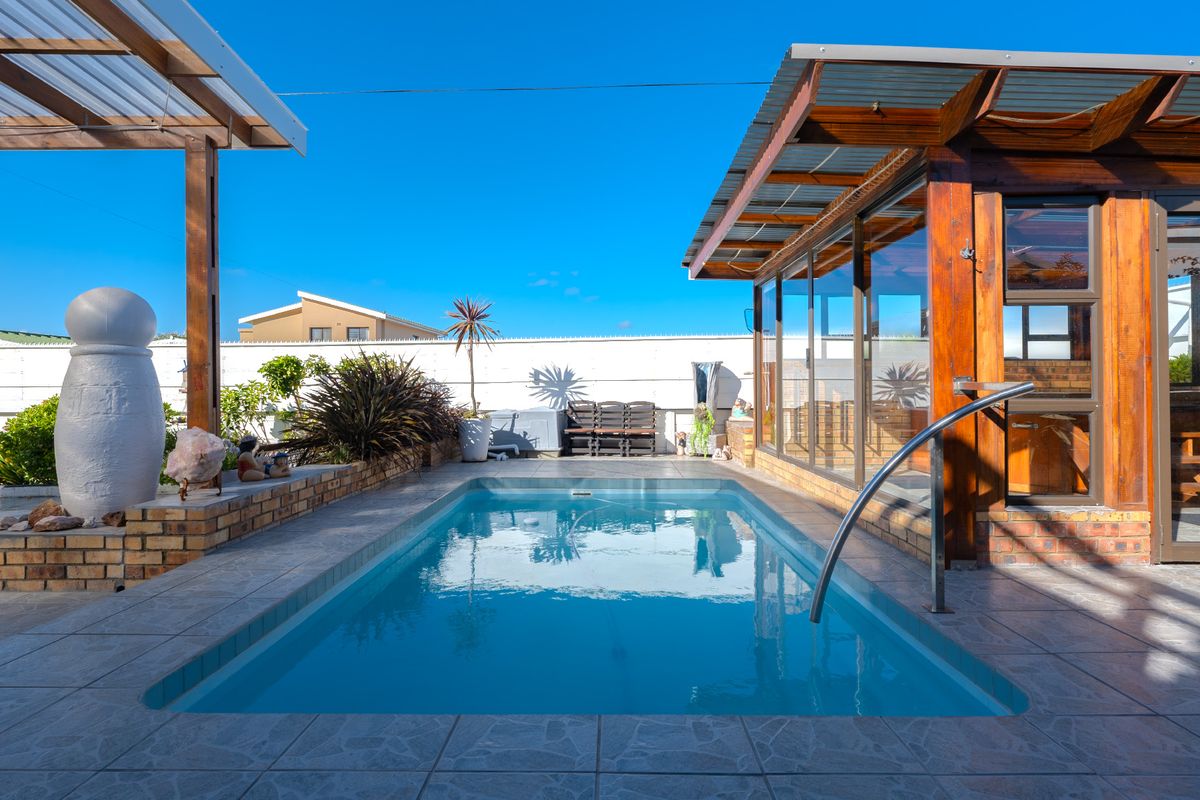 Coastal Elegance with Space for the Whole Family - Photo 3