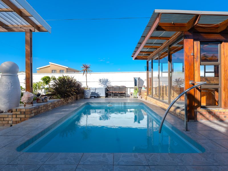 Coastal Elegance with Space for the Whole Family - Photo 3