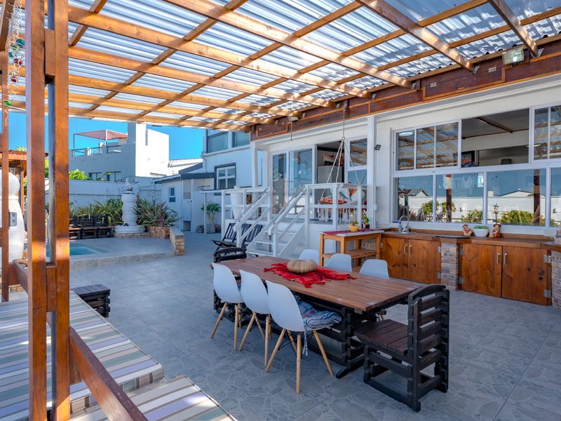 Coastal Elegance with Space for the Whole Family - Photo 8