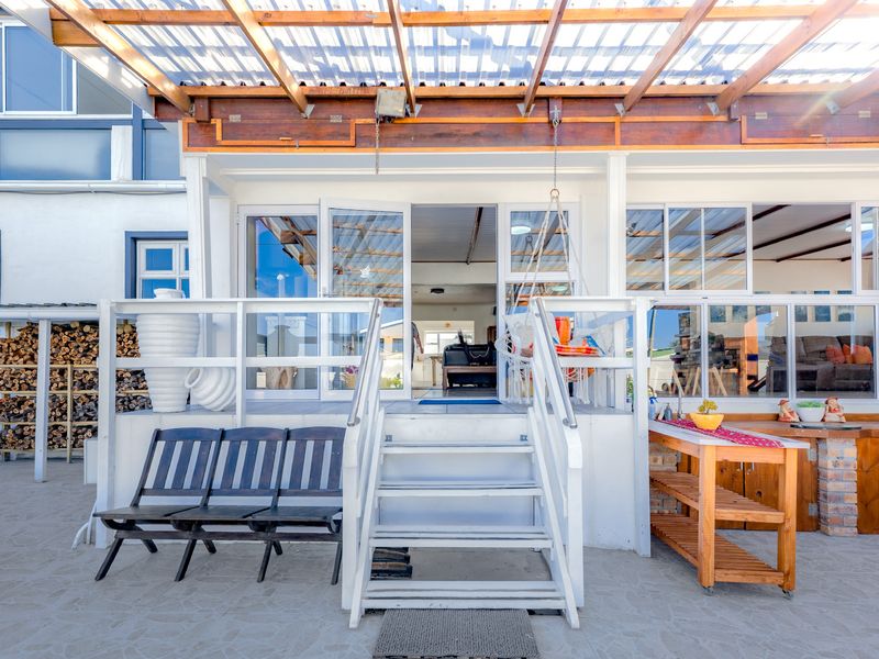 Coastal Elegance with Space for the Whole Family - Photo 7