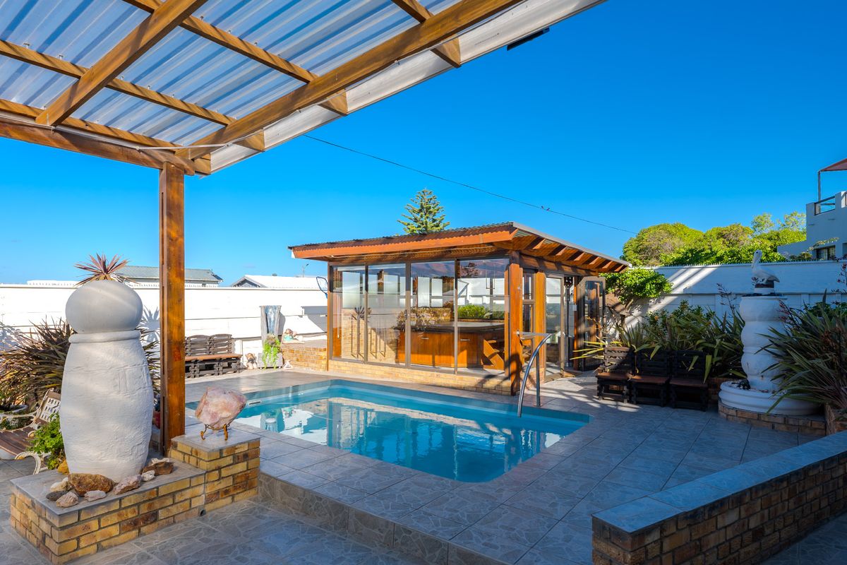 Coastal Elegance with Space for the Whole Family - Photo 5