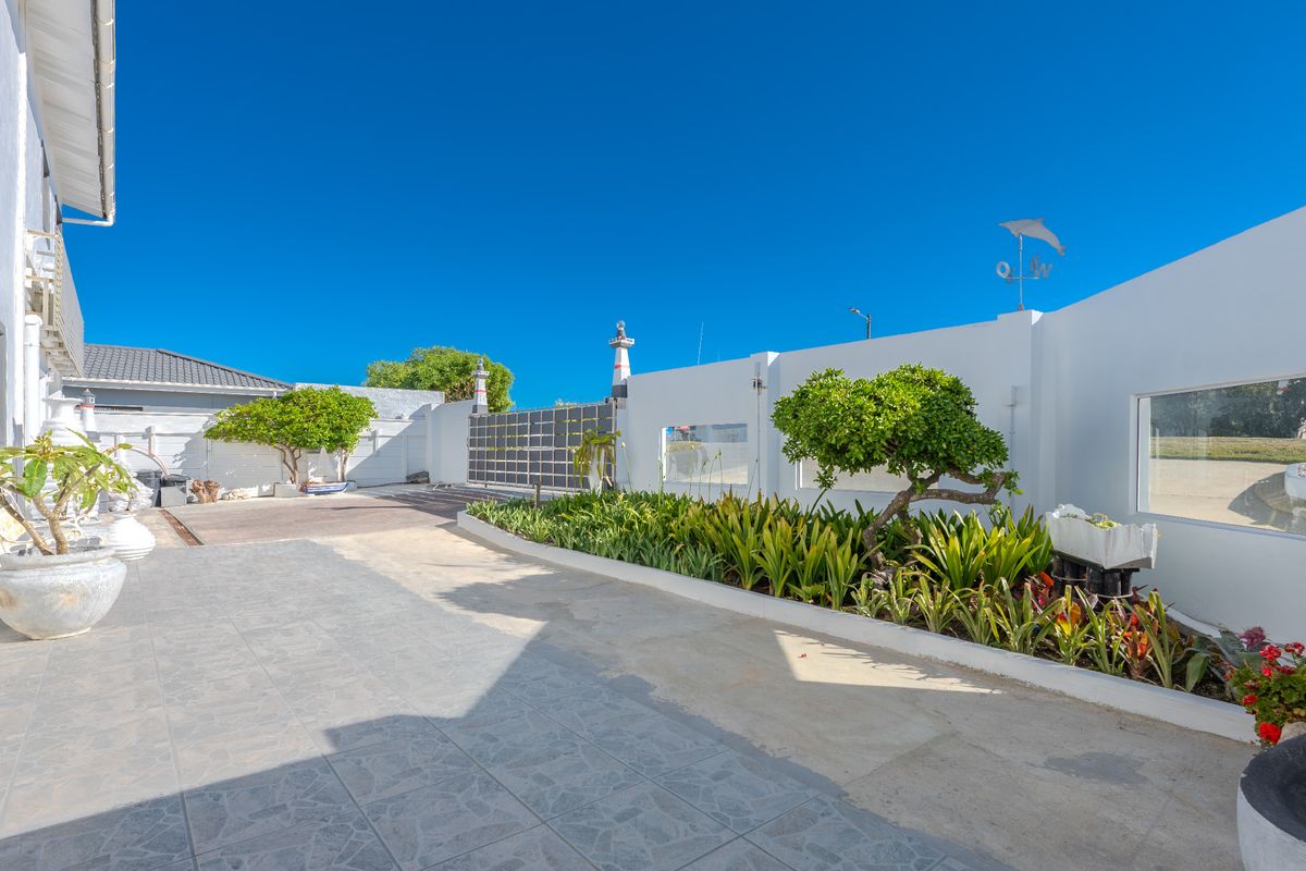 Coastal Elegance with Space for the Whole Family - Photo 4