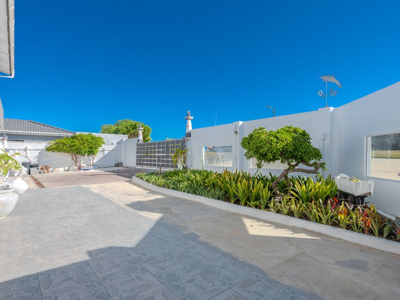 Coastal Elegance with Space for the Whole Family - Photo 4