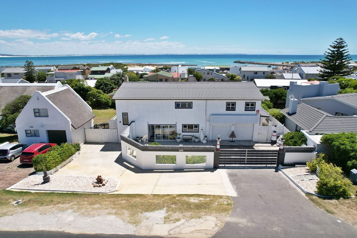 Coastal Elegance with Space for the Whole Family - Photo 2