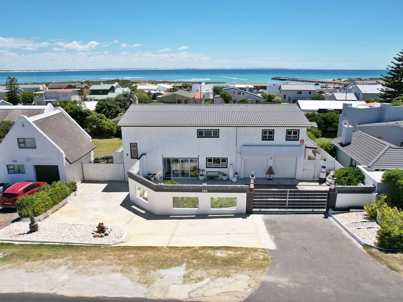 Coastal Elegance with Space for the Whole Family - Photo 2