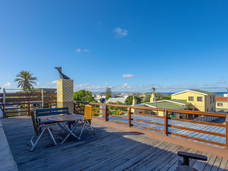 Coastal Elegance with Space for the Whole Family - Photo 10