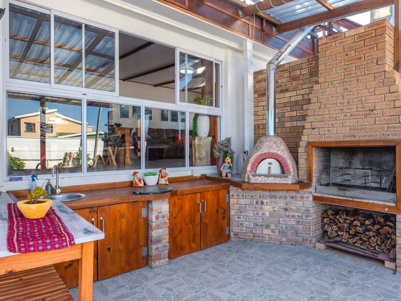 Coastal Elegance with Space for the Whole Family - Photo 9