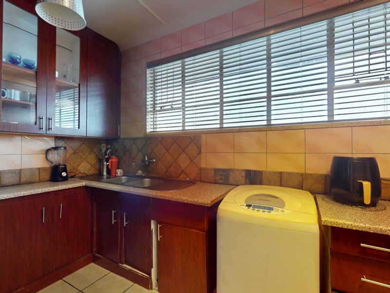 Spacious North-Facing Apartment – 113m2 of Comfortable Living - Photo 2