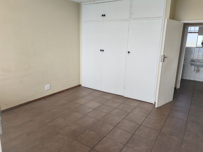 Comfortable Apartment Living with Secure Parking - Photo 5