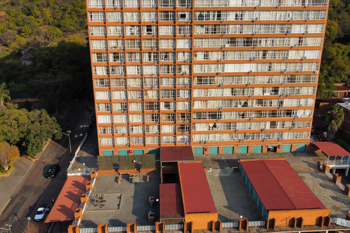 Comfortable Apartment Living with Secure Parking - Photo 2