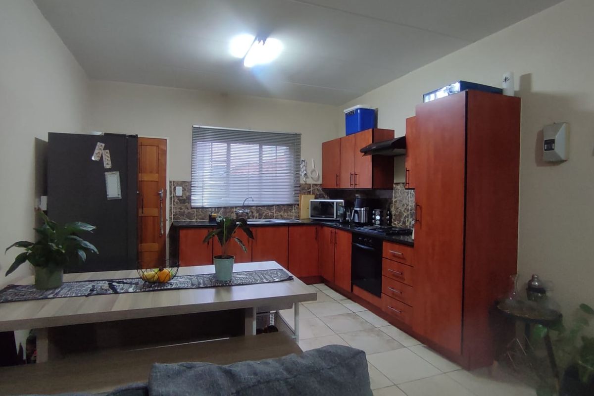 A Magnificent 2-Bedroom Ground Floor Apartment on sale Waterval East, Rustenburg. - Photo 2
