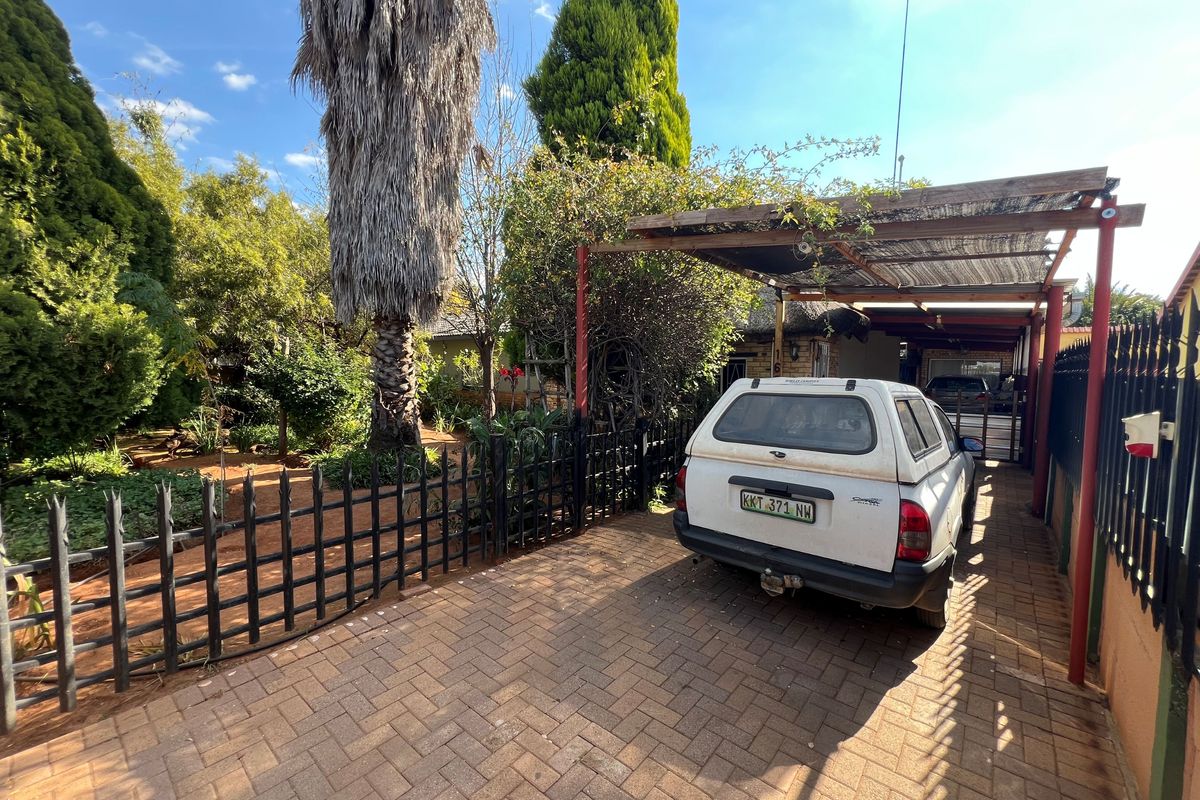 Spacious 4-Bedroom Family Home with Granny Flat & Excellent Entertainment Area - Photo 4