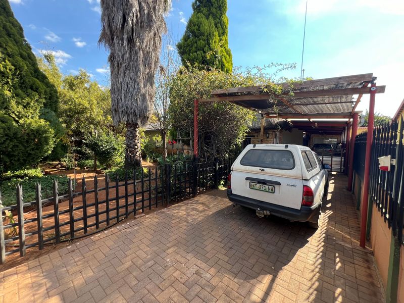 Spacious 4-Bedroom Family Home with Granny Flat & Excellent Entertainment Area - Photo 4