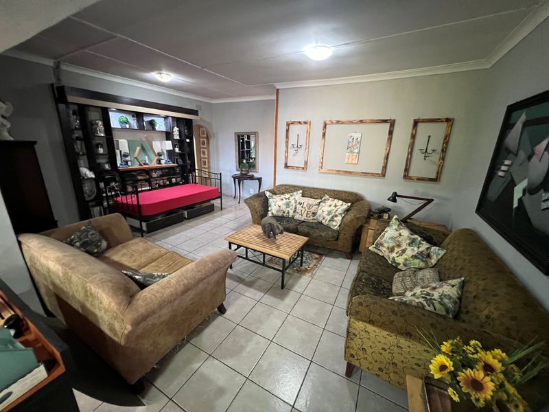 Spacious 4-Bedroom Family Home with Granny Flat & Excellent Entertainment Area - Photo 10