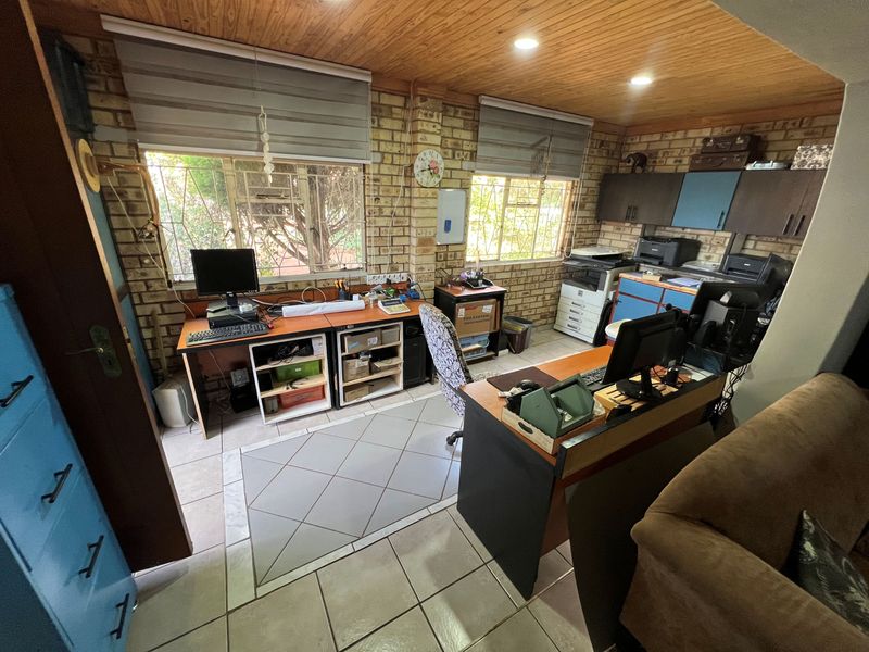 Spacious 4-Bedroom Family Home with Granny Flat & Excellent Entertainment Area - Photo 8