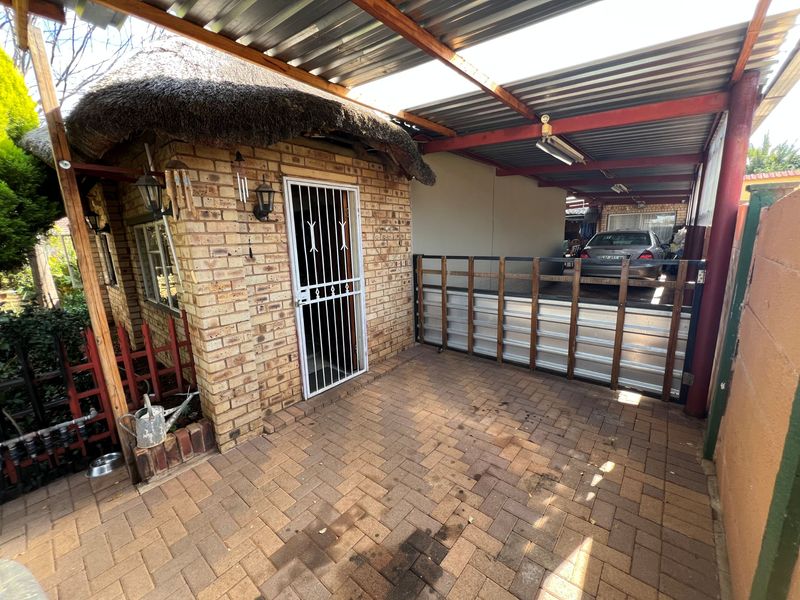 Spacious 4-Bedroom Family Home with Granny Flat & Excellent Entertainment Area - Photo 7