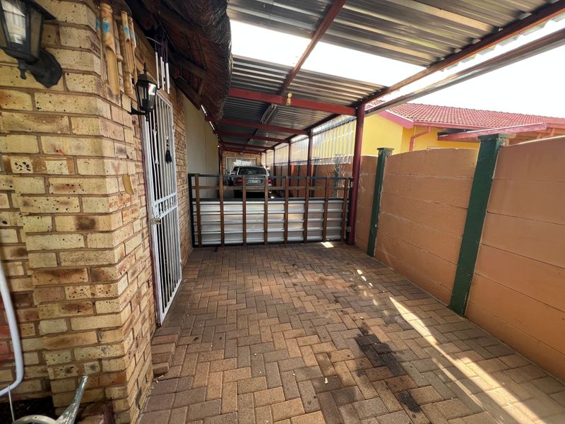 Spacious 4-Bedroom Family Home with Granny Flat & Excellent Entertainment Area - Photo 6
