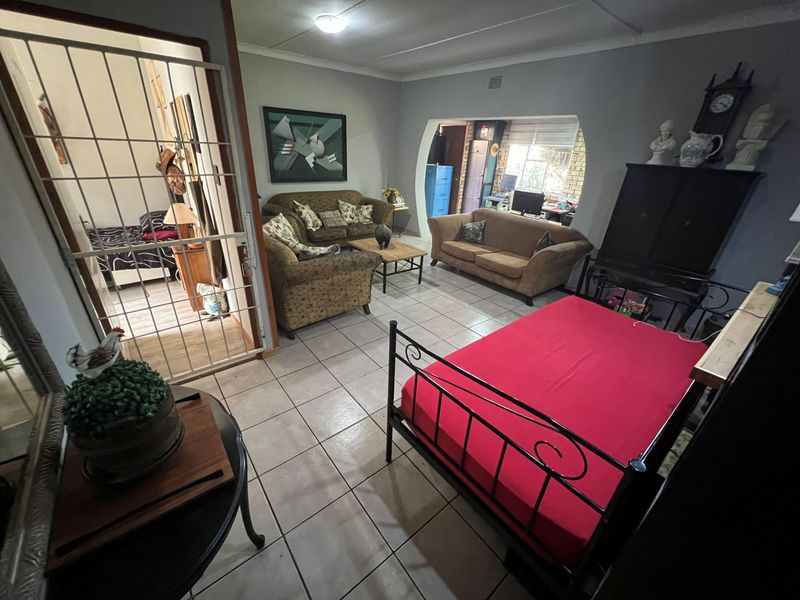 Spacious 4-Bedroom Family Home with Granny Flat & Excellent Entertainment Area - Photo 9