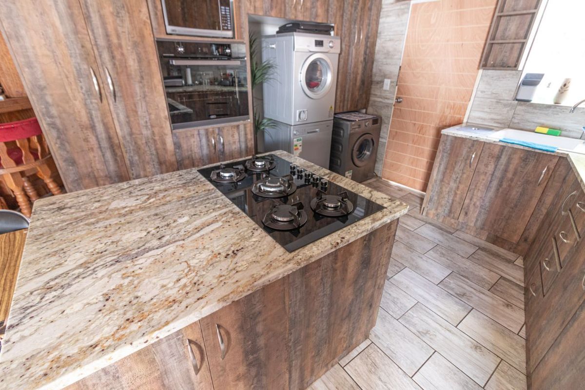 Beautiful 3 bedroom house with swimming pool in Glen Marais - Photo 3