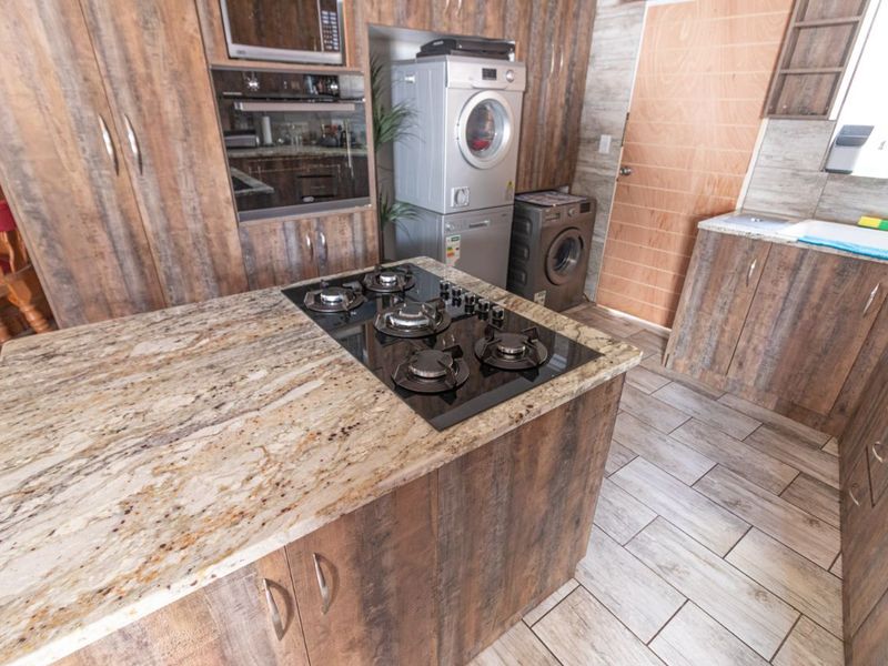 Beautiful 3 bedroom house with swimming pool in Glen Marais - Photo 3