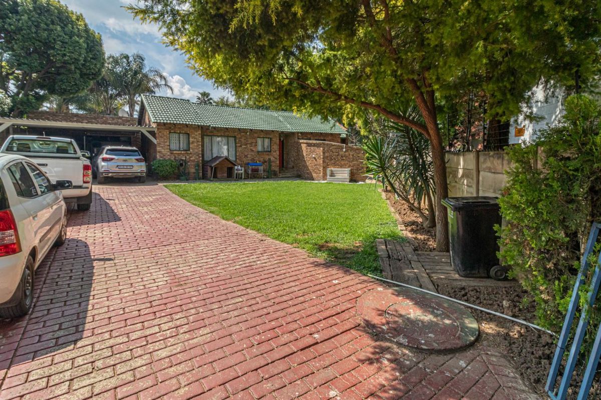 Beautiful 3 bedroom house with swimming pool in Glen Marais - Photo 2