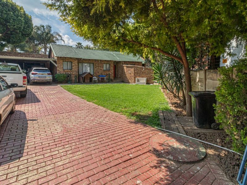 Beautiful 3 bedroom house with swimming pool in Glen Marais - Photo 2