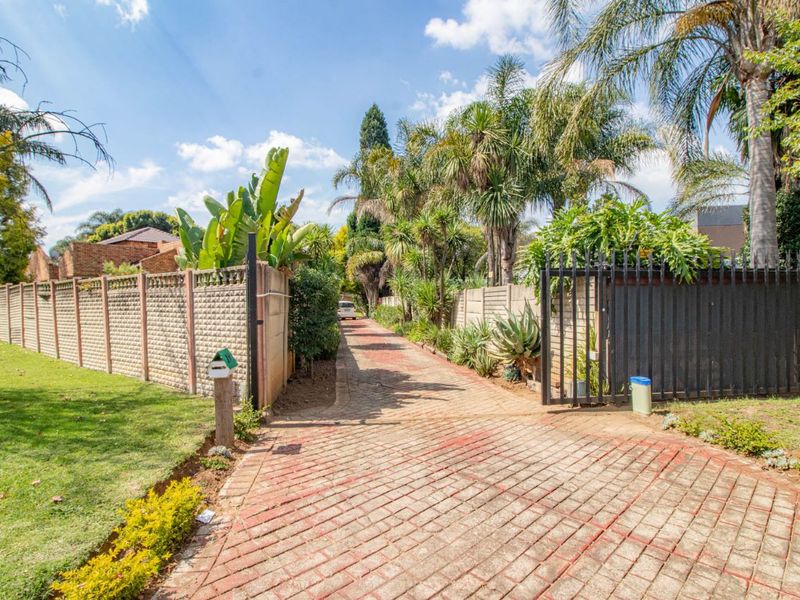 Beautiful 3 bedroom house with swimming pool in Glen Marais - Photo 1