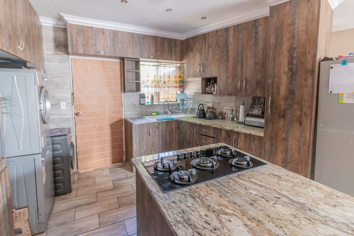 Beautiful 3 bedroom house with swimming pool in Glen Marais - Photo 4