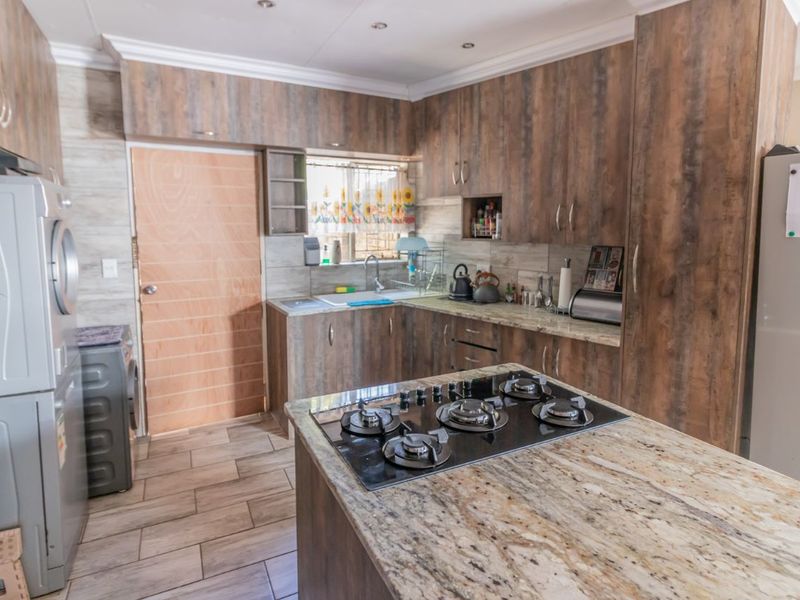 Beautiful 3 bedroom house with swimming pool in Glen Marais - Photo 4