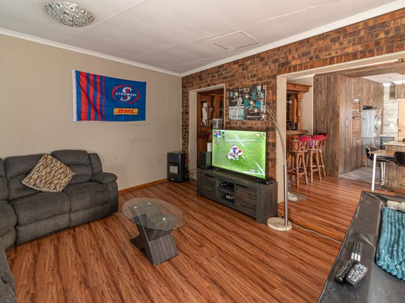 Beautiful 3 bedroom house with swimming pool in Glen Marais - Photo 9