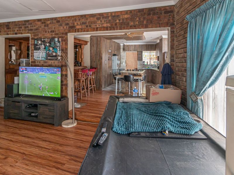 Beautiful 3 bedroom house with swimming pool in Glen Marais - Photo 10