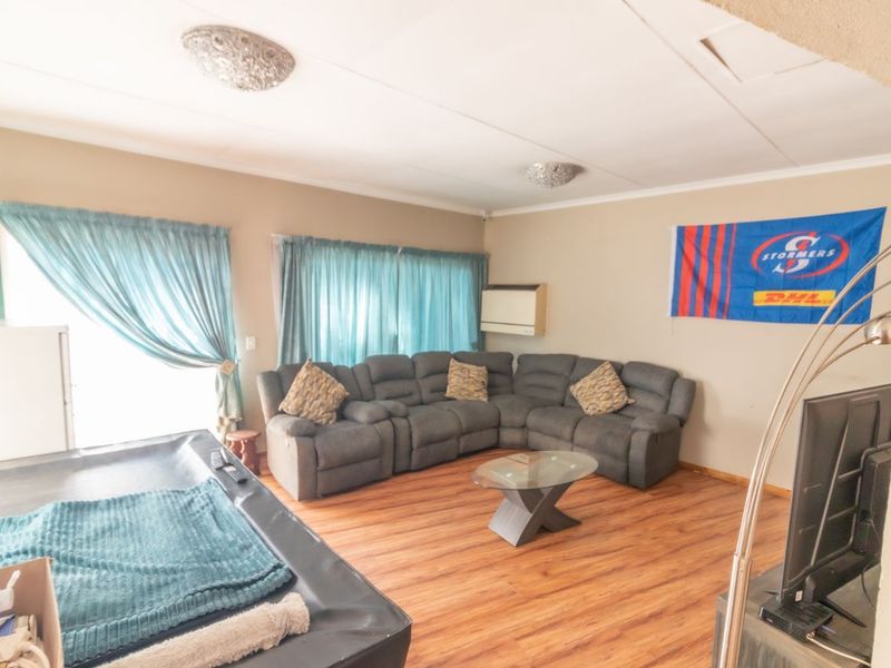 Beautiful 3 bedroom house with swimming pool in Glen Marais - Photo 8