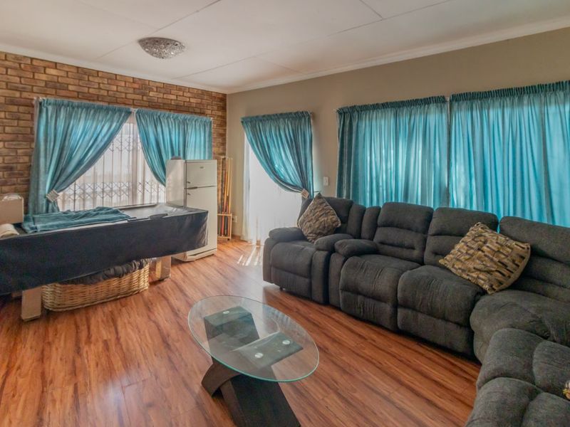 Beautiful 3 bedroom house with swimming pool in Glen Marais - Photo 7