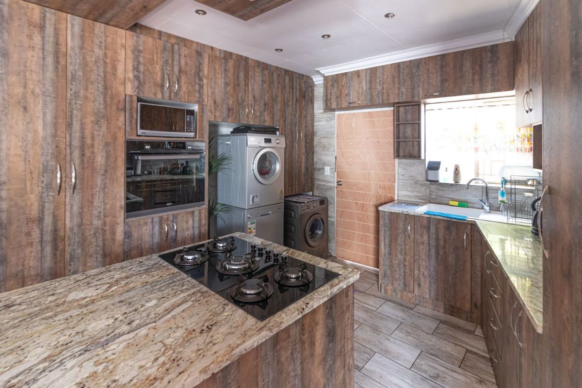 Beautiful 3 bedroom house with swimming pool in Glen Marais - Photo 5