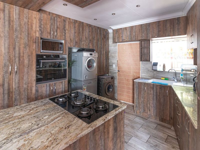 Beautiful 3 bedroom house with swimming pool in Glen Marais - Photo 5