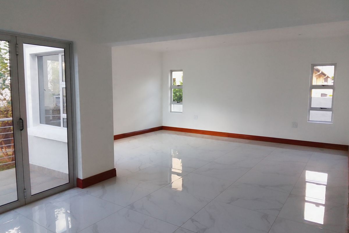 Elegant 5‐Bed Family Home  – Crescentwood Estate - Photo 4