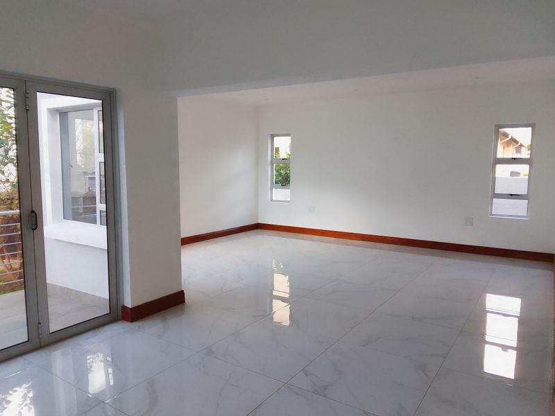 Elegant 5‐Bed Family Home  – Crescentwood Estate - Photo 4