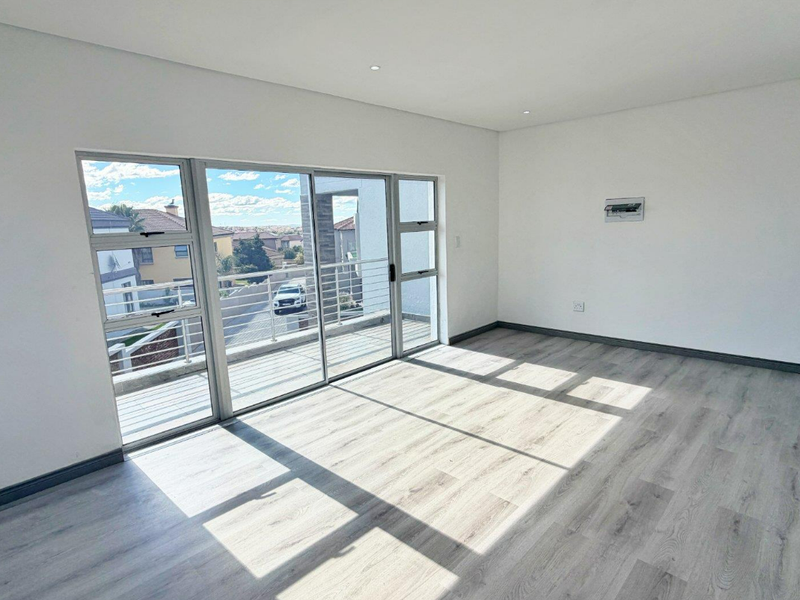 Elegant 5‐Bed Family Home  – Crescentwood Estate - Photo 9