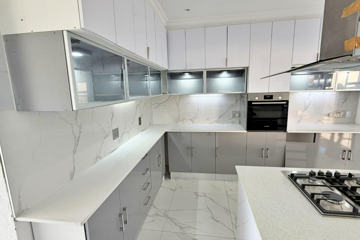 Elegant 5‐Bed Family Home  – Crescentwood Estate - Photo 2
