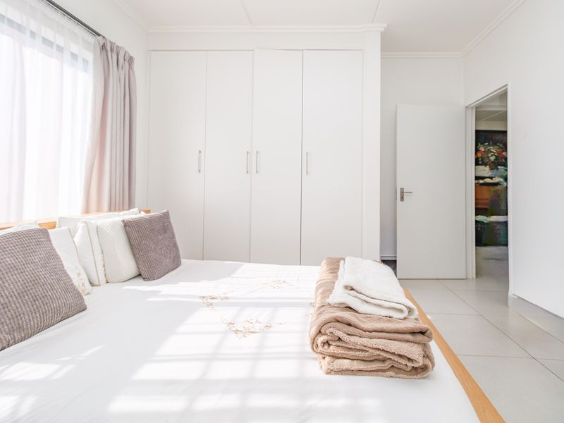 Stylish 2-Bedroom Garden Apartment in River Club Estate, Beverley - Photo 4