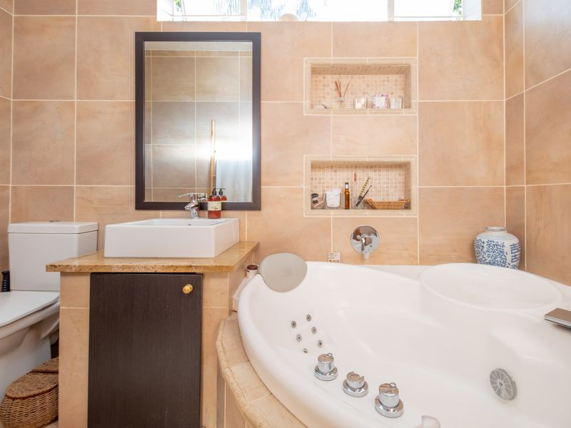 Executive Fully Furnished 3-Bedroom Garden Apartment to Rent | Sandhurst Gardens | Sandton Central - Photo 8